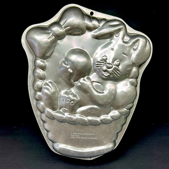 - Vintage 1998 Wilton Industries 2105-2037 “Bunny  In A Basket “ cake pan - Picture 1 of 4
